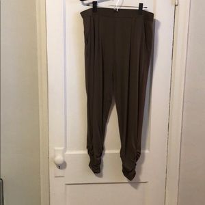 Ruched ankle pant